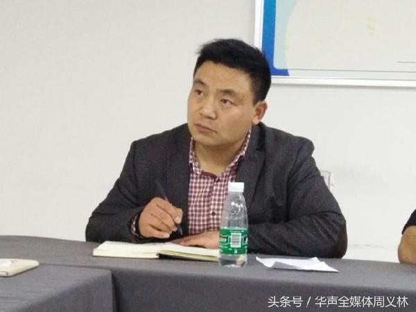 湘麓汇商学院甄书恒院长认真备课